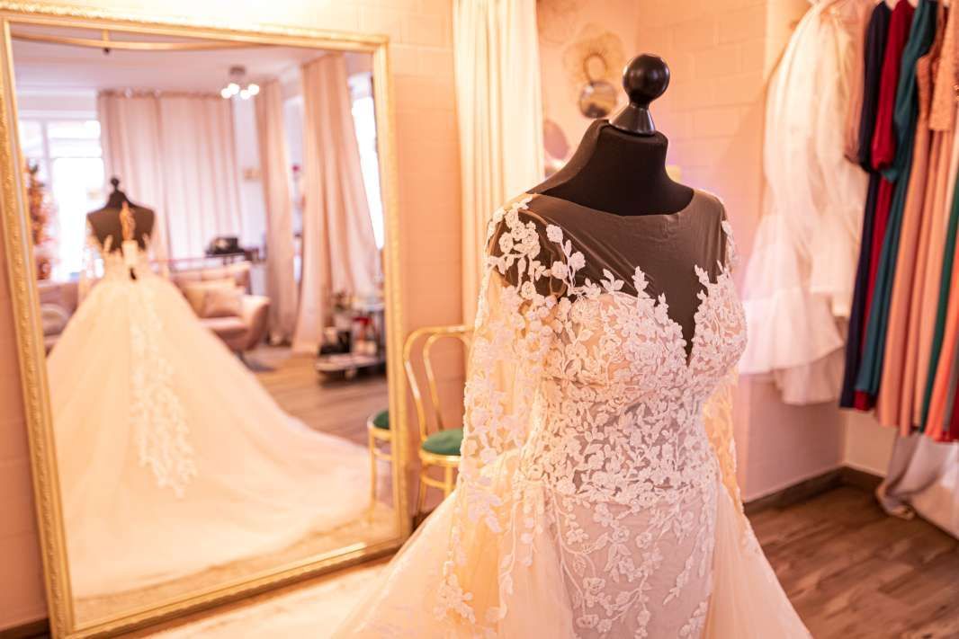 Das Fachgeschäft für Brautmode & Abendkleider bietet auch einen Schneiderservice an.