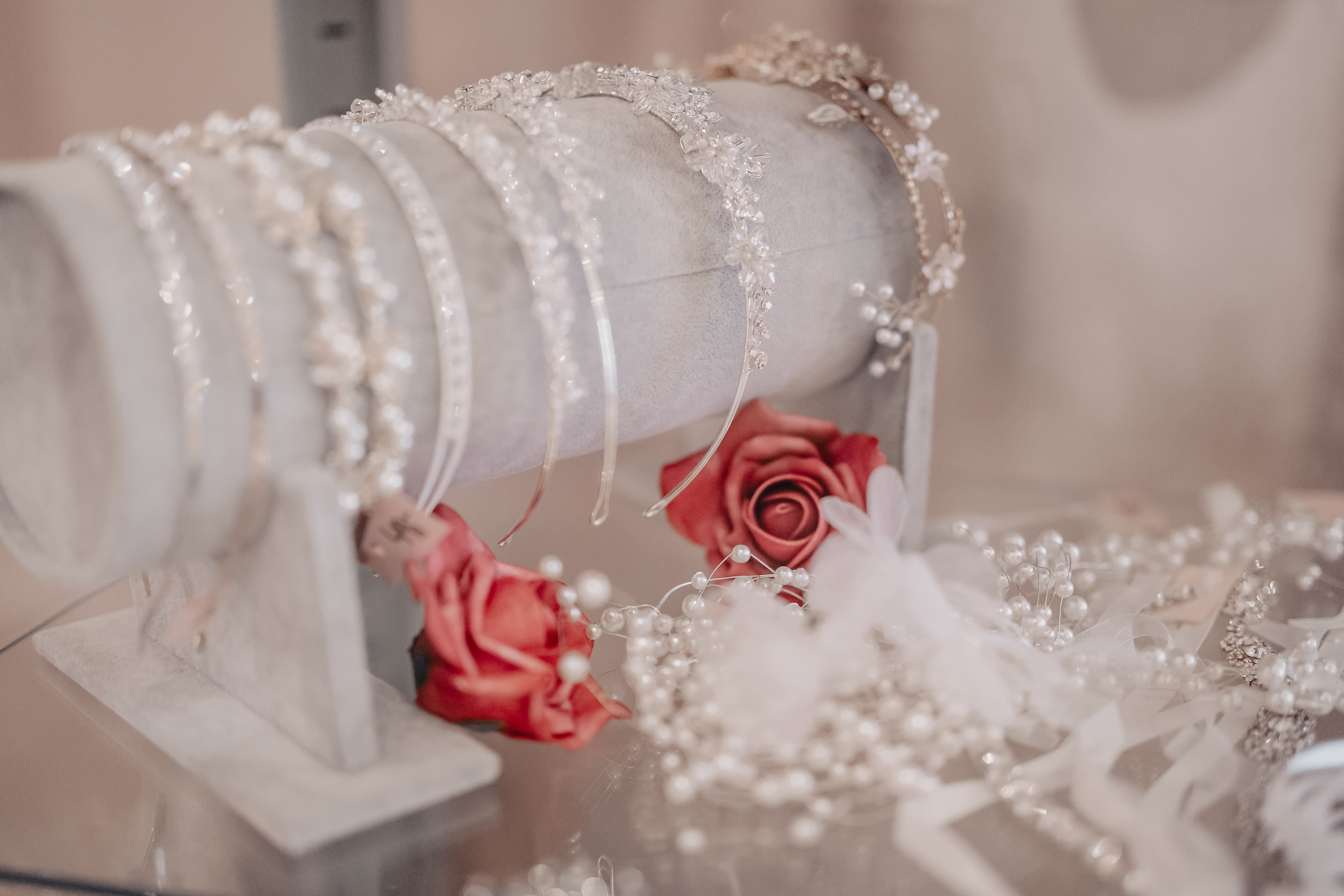Eine schöne Auswahl an passenden Accessoires - Lovestory Bridal in Rheine