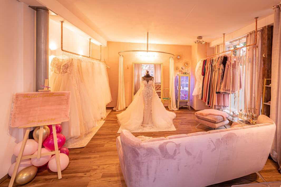 Ein große Auswahl an schönen Kleidern - Lovestory Bridal in Rheine