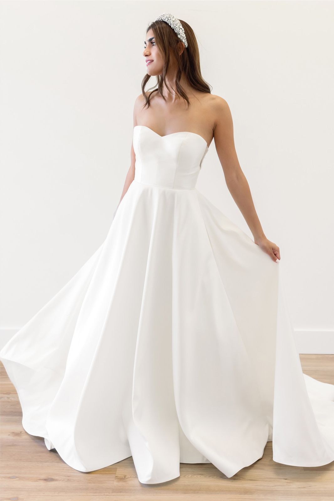 elegantes cleanes Brautkleid mit tollen Details
